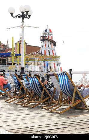 Domenica di Pasqua luminosa e ventilata 2022 sul molo del Brighton Palace nel Sussex orientale, Regno Unito Foto Stock