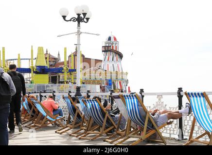 Domenica di Pasqua luminosa e ventilata 2022 sul molo del Brighton Palace nel Sussex orientale, Regno Unito Foto Stock