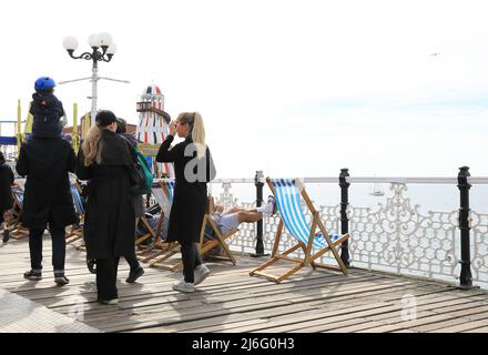 Domenica di Pasqua luminosa e ventilata 2022 sul molo del Brighton Palace nel Sussex orientale, Regno Unito Foto Stock