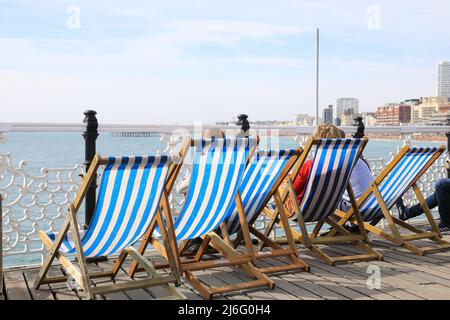 Domenica di Pasqua luminosa e ventilata 2022 sul molo del Brighton Palace nel Sussex orientale, Regno Unito Foto Stock