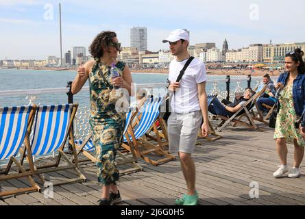 Domenica di Pasqua luminosa e ventilata 2022 sul molo del Brighton Palace nel Sussex orientale, Regno Unito Foto Stock