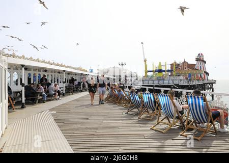 Domenica di Pasqua luminosa e ventilata 2022 sul molo del Brighton Palace nel Sussex orientale, Regno Unito Foto Stock