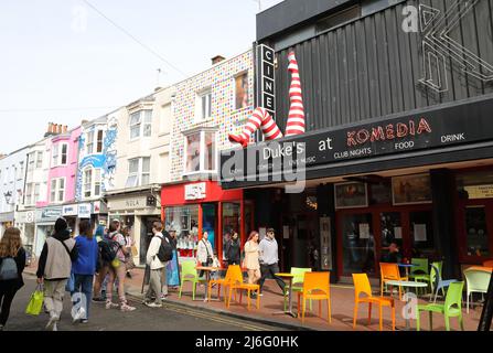 Il sole primaverile sul Duke's al cinema di Komedia a North Laine a Brighton, un quartiere popolare con un'atmosfera bohémien, nel Sussex orientale, Regno Unito Foto Stock