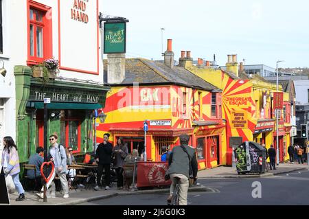 Colorata North Road a North Laine Brighton, un quartiere popolare con un'atmosfera bohémien, pieno di negozi e bancarelle indipendenti, nel Sussex orientale, Regno Unito Foto Stock