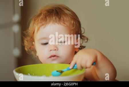 Nutrizione sana per i bambini. Famiglia, cibo, bambino, mangiare e genitorialità concetto. Foto Stock