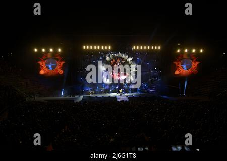 29 aprile 2022, Verona, Italia: Zucchero (Adelmo Fornaciari) -il cui nome artistico significa zucchero in italiano-, uno dei cantanti e compositori italiani più internazionali e importanti, Torna all'Arena di Verona per 14 notti che non puoi perdere...l'artista stesso ha detto in diverse occasioni che l'Arena di Verona è uno dei luoghi più belli del mondo per fare musica, e lo farà nel 2022. Zucchero terrà un altro concerto indimenticabile che eseguirà i suoi successi più importanti, come â€œCosÃ¬ Celesteâ€, â€œSenza una Donnaâ€ o â€œBaila Morenaâ€, quasi ogni anno Foto Stock