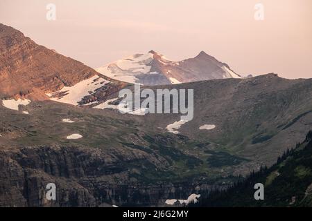 L'ultimo Sole del giorno evidenzia la montagna di Gunsight nel Parco Nazionale del Ghiacciaio Foto Stock