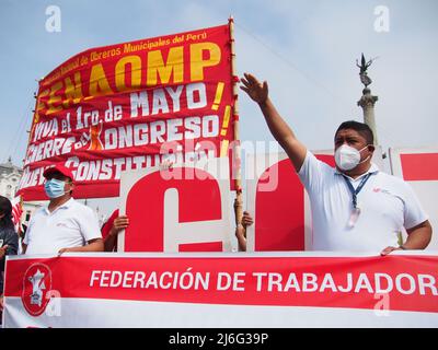 Lima, Perù. 01st maggio 2022. I sindacalisti della federazione dei lavoratori civili delle costruzioni salutano quando centinaia di sindacalisti hanno preso piazza Dos de Mayo a Lima, di fronte alla sede del Centro Generale dei lavoratori del Perù (CGTP) come dimostrazione per la Giornata Internazionale dei lavoratori tenutasi in Perù Credit: Fotoholica Press Agency/Alamy Live News Foto Stock