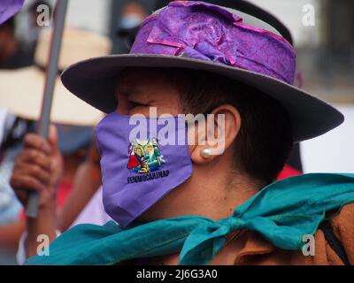 Lima, Perù. 01st maggio 2022. Donna indigena della Federazione delle donne contadine (FENMUCARINAP) protestante quando centinaia di unionisti hanno preso piazza Dos de Mayo a Lima, di fronte alla sede del Centro Generale dei lavoratori del Perù (CGTP) come dimostrazione per la Giornata Internazionale dei lavoratori tenutasi in Perù credito: Fotoholica Press Agency/Alamy Live News Foto Stock