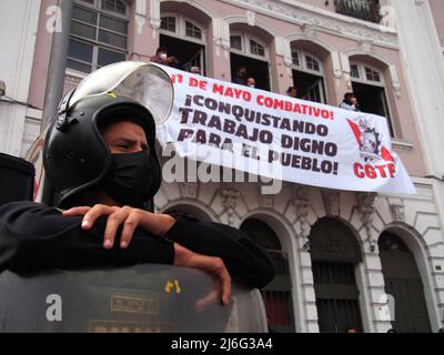 Lima, Perù. 01st maggio 2022. Polizia che custodisce la costruzione della sede centrale del Centro Generale dei lavoratori del Perù (CGTP) in occasione della Giornata Internazionale dei lavoratori tenutasi in Perù credito: Fotoholica Press Agency/Alamy Live News Foto Stock