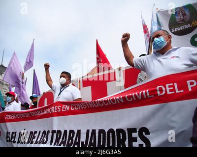 Lima, Perù. 01st maggio 2022. I sindacalisti della federazione dei lavoratori civili delle costruzioni salutano quando centinaia di sindacalisti hanno preso piazza Dos de Mayo a Lima, di fronte alla sede del Centro Generale dei lavoratori del Perù (CGTP) come dimostrazione per la Giornata Internazionale dei lavoratori tenutasi in Perù Credit: Fotoholica Press Agency/Alamy Live News Foto Stock