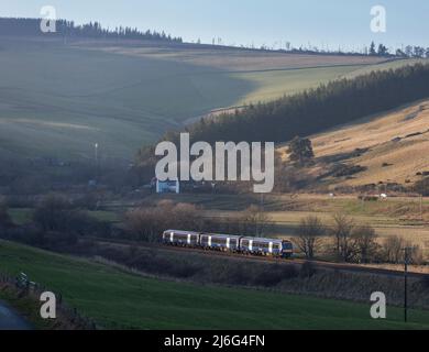 Scottrail classe 170 DMU treno 170430 passando la campagna aperta sulla ferrovia panoramica confini, vicino a Galabank Scozia Regno Unito Foto Stock