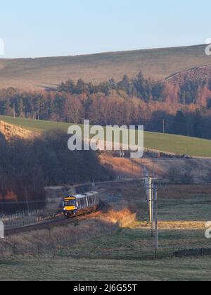 Scottrail classe 170 DMU treno 170408 passando la campagna aperta sulla ferrovia panoramica confini, vicino Heriot, Scozia Regno Unito Foto Stock