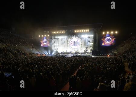 29 aprile 2022, Verona, Italia: Zucchero (Adelmo Fornaciari) -il cui nome artistico significa zucchero in italiano-, uno dei cantanti e compositori italiani più internazionali e importanti, Torna all'Arena di Verona per 14 notti che non puoi perdere...l'artista stesso ha detto in diverse occasioni che l'Arena di Verona è uno dei luoghi più belli del mondo per fare musica, e lo farà nel 2022. Zucchero terrà un altro concerto indimenticabile che eseguirà i suoi successi più importanti, come â€œCosÃ¬ Celesteâ€, â€œSenza una Donnaâ€ o â€œBaila Morenaâ€, quasi ogni anno Foto Stock