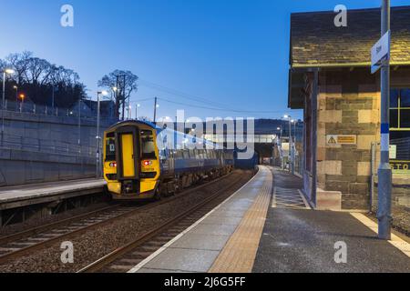 Stow stazione ferroviaria sulla ferrovia frontiere, Scozia, Regno Unito. Un treno Scotrail classe 158 158718 che chiama alla stazione Foto Stock