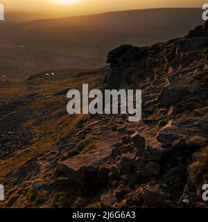 La valle del fiume Doe dalla cima di Ingleborough crags al tramonto, nello Yorkshire Dales, Regno Unito Foto Stock