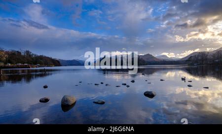 Keswick, Regno Unito - <arch 30, 2022: Tramonto di primavera sull'acqua di Derwent dal porto di Keswick, Lake District National Park Foto Stock