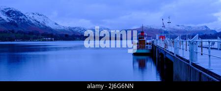 Pooley Bridge, Regno Unito - 31 marzo 2022: Alba primaverile su Ullswater e la casa del Duca di Portland vicino a Pooley Bridge Foto Stock