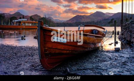 Keswick, Regno Unito - <arch 30, 2022: Tramonto di primavera sull'acqua di Derwent dal porto di Keswick, Lake District National Park Foto Stock