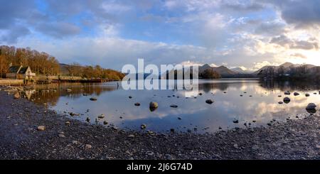 Keswick, Regno Unito - <arch 30, 2022: Tramonto di primavera sull'acqua di Derwent dal porto di Keswick, Lake District National Park Foto Stock