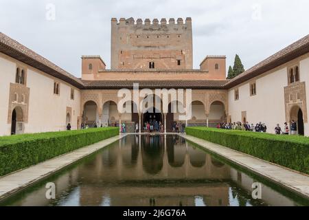 Alhambra Granada Spagna - 09 14 2021: Panoramica alla Corte dei Mirti (patio de los Arrayanes) fa parte dei palazzi Nasrid sul complesso fortezza Foto Stock