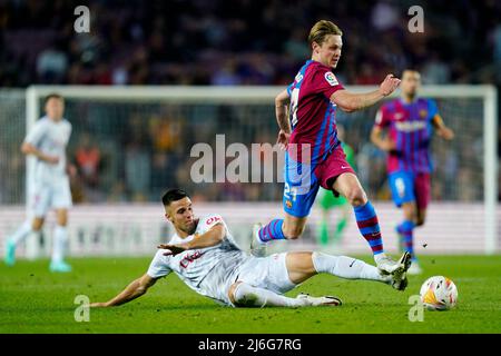 Barcellona, Spagna. 01st maggio 2022. Frenkie De Jong del FC Barcelona e Rodrigo Battaglia del RCD Mallorca durante la partita la Liga tra il FC Barcelona e il RCD Mallorca disputata allo stadio Camp Nou il 01 maggio 2022 a Barcellona, Spagna. (Foto di Sergio Ruiz / PRESSINPHOTO ) Credit: PRESSINPHOTO SPORTS AGENCY/Alamy Live News Foto Stock