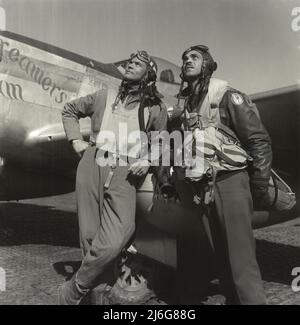 Ramitelli, Italia. 28 marzo 1945. Davis, a destra, e Edward C. Gleed, a sinistra, indossando l'equipaggiamento di volo, accanto a un velivolo P-51D Mustang, chiamato The Creamers Dream, presso il segregato Ramitelli Air Field, marzo 1945 a Ramitelli, Italia. 332nd Credit: Toni Frissell/LOC/Alamy Foto Stock