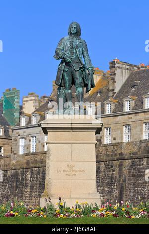 Monumento all'ufficiale navale francese e amministratore coloniale Bertrand-Francois Mahé, comte de la Bourdonnais (1699-1753) a Saint-Malo, Francia Foto Stock