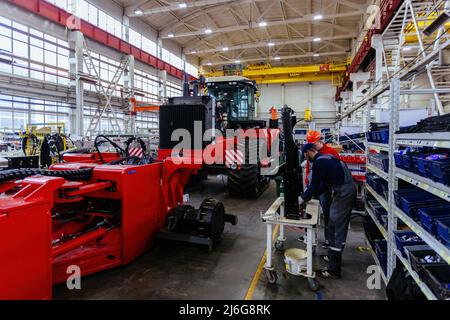 Processo di montaggio dei trattori agricoli in officina industriale. Foto Stock