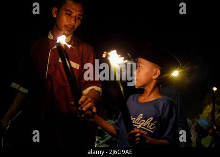 Un certo numero di musulmani a Talang Jambe, Palembang, Sumatra del sud, ha effettuato la tradizione della sfilata della torcia il 1 maggio 2022. Questa attività è stata svolta come tradizione per accogliere l'Eid al-Fitr 2022. (Foto di Adam Rachman/Pacific Press/Sipa USA) Foto Stock