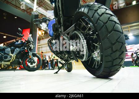 Vista posteriore di una motocicletta al salone del motociclo Foto Stock