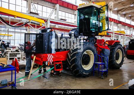 Processo di montaggio dei trattori agricoli in officina industriale. Foto Stock