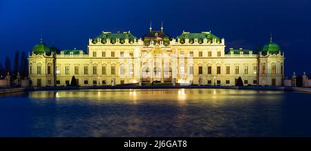 Illuminato il belvedere di Vienna di notte Foto Stock