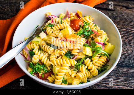 Pasta arrosto di Veggie Fusilli con Feta in una ciotola poco profonda: Rotini si torce con verdure arrostite in una salsa di formaggio feta Foto Stock