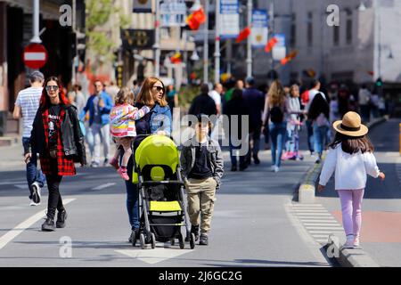 (220501) -- BUCAREST, 1 maggio 2022 (Xinhua) -- le persone sono viste in una zona pedonale su una strada a Bucarest, Romania, il 1 maggio 2022. Mentre il municipio di Bucarest ha lanciato una nuova edizione dell'evento "strade aperte", diverse strade della città diventeranno zone pedonali nei fine settimana tra il 30 aprile e il 16 ottobre di quest'anno per le persone di avere varie attività. (Foto di Cristian Cristel/Xinhua) Foto Stock