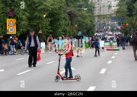 (220501) -- BUCAREST, 1 maggio 2022 (Xinhua) -- le persone sono viste in una zona pedonale su una strada a Bucarest, Romania, il 1 maggio 2022. Mentre il municipio di Bucarest ha lanciato una nuova edizione dell'evento "strade aperte", diverse strade della città diventeranno zone pedonali nei fine settimana tra il 30 aprile e il 16 ottobre di quest'anno per le persone di avere varie attività. (Foto di Gabriel Petrescu/Xinhua) Foto Stock