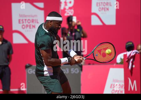 Frances Tiafoe dagli Stati Uniti d'America ritorna una palla a Sebastian Baez dall'Argentina durante il torneo di tennis della finale del Millennium Estoril Open ATP 250 al Clube de Tenis do Estoril.Punteggio finale: Frances Tiafoe 0:2 Sebastian Baez Foto Stock