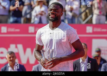 Frances Tiafoe, degli Stati Uniti d'America, si aggiudica un trofeo dopo il torneo di tennis ATP 250 della finale del Millennium Estoril Open al Clube de Tenis do Estoril.Punteggio finale: Frances Tiafoe 0:2 Sebastian Baez Foto Stock