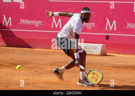 Frances Tiafoe dagli Stati Uniti d'America ritorna una palla a Sebastian Baez dall'Argentina durante il torneo di tennis ATP 250 alla finale del Millennium Estoril Open al Clube de Tenis do Estoril.Punteggio finale: Frances Tiafoe 0:2 Sebastian Baez (Foto di Bruno de Carvalho / SOPA Images/Sipa USA) Foto Stock