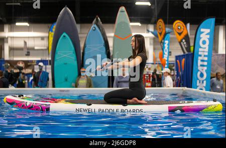 (220501) -- MISSISSAUGA, 1 maggio 2022 (Xinhua) -- Un allenatore mostra le basi di stand up paddle boarding durante il 2022 Outdoor Adventure Show a Mississauga, la Grande zona di Toronto, Canada, il 1 maggio 2022. Questo evento annuale si è tenuto qui da venerdì a domenica, con i più recenti outfit da campeggio, paddle sports, abbigliamento all'aperto, immersioni subacquee e destinazioni di viaggio all'avanguardia. (Foto di Zou Zheng/Xinhua) Foto Stock