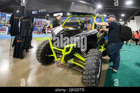 (220501) -- MISSISSAUGA, 1 maggio 2022 (Xinhua) -- la gente sperimenta un ATV durante il 2022 Outdoor Adventure Show a Mississauga, la Grande area di Toronto, Canada, il 1 maggio 2022. Questo evento annuale si è tenuto qui da venerdì a domenica, con i più recenti outfit da campeggio, paddle sports, abbigliamento all'aperto, immersioni subacquee e destinazioni di viaggio all'avanguardia. (Foto di Zou Zheng/Xinhua) Foto Stock