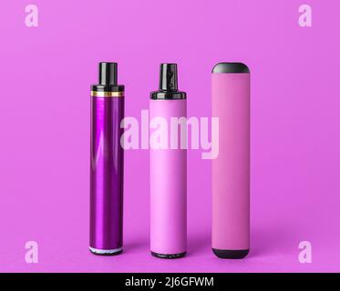 Sigaretta elettronica usa e getta su sfondo viola Foto stock - Alamy