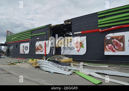 Villaggio di Myla, regione di Kyiv, Ucraina - Apr 11, 2022: Supermercato rurale danneggiato vicino all'autostrada di Zhytomyr regione di Kyiv durante l'invasione russa dell'Ucraina. Foto Stock