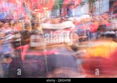 Foto lunga esposizione di una folla, gente che marciò durante una dimostrazione. Sfocatura intenzionale del movimento. Concetti: Protesta sociale, movimento e dinamismo. Foto Stock