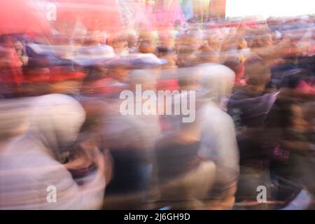 Foto lunga esposizione di una folla, gente che marciò durante una dimostrazione. Sfocatura intenzionale del movimento. Concetti: Protesta sociale, movimento e dinamismo. Foto Stock