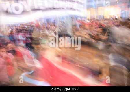 Foto lunga esposizione di una folla, gente che marciò durante una dimostrazione. Sfocatura intenzionale del movimento. Concetti: Protesta sociale, movimento e dinamismo. Foto Stock