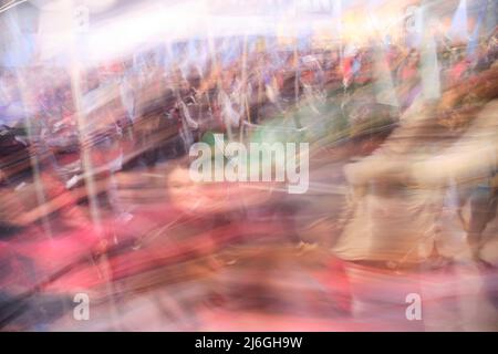 Foto lunga esposizione di una folla, gente che marciò durante una dimostrazione. Sfocatura intenzionale del movimento. Concetti: Protesta sociale, movimento, dinamismo, chao Foto Stock