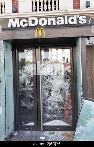 La porta al ristorante McDonald's sulla Place Leon Blum visto saccheggiato dagli anarchici 'Black Bloc' durante la dimostrazione. Migliaia di manifestanti sono entrati a far parte della marcia del giorno di maggio a Parigi il 1st maggio, giornata internazionale dei lavoratori. La marcia è iniziata da Piazza la Republique verso Piazza della Nazione. (Foto di Siavosh Hosseini / SOPA Images/Sipa USA) Foto Stock