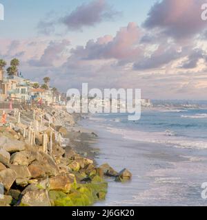 Square Puffy nuvole al tramonto edifici nella zona costiera di Oceanside in California Foto Stock