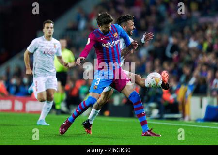 (220502) -- BARCELLONA, 2 maggio 2022 (Xinhua) -- Gerard Pique di Barcellona (fronte) vibra con Antonio Sanchez di Maiorca durante una partita la Liga Santander tra il FC Barcellona e RCD Mallorca a Camp Nou, Barcellona, Spagna, il 1 maggio 2022. (Foto di Joan Gosa/Xinhua) Foto Stock